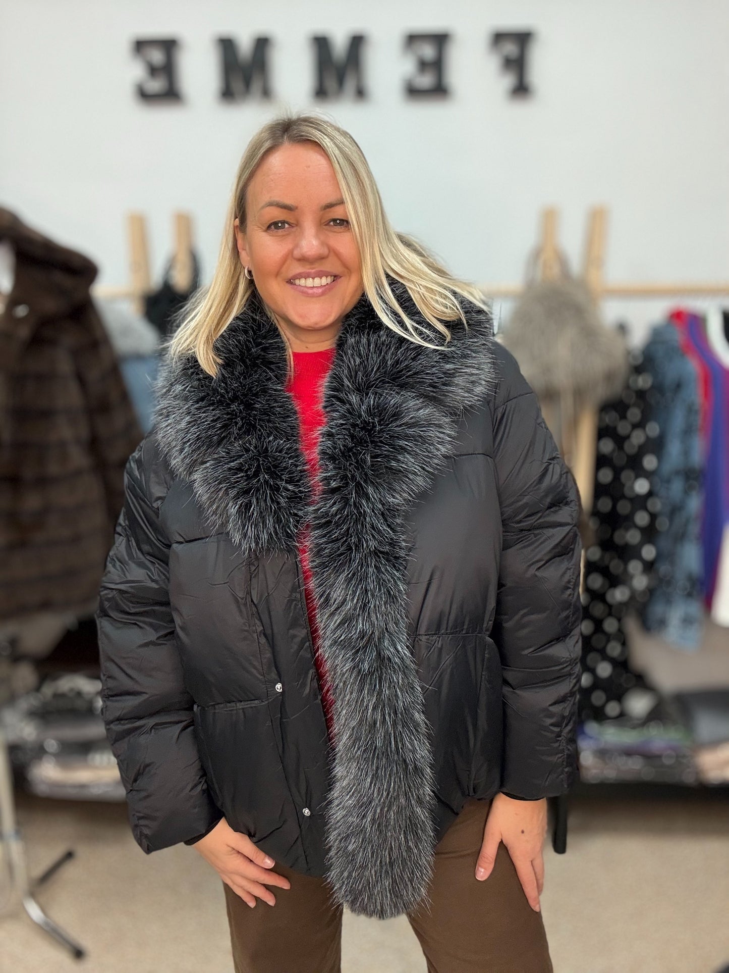 Ziemas jaka ar mākslīgo kažokādu 