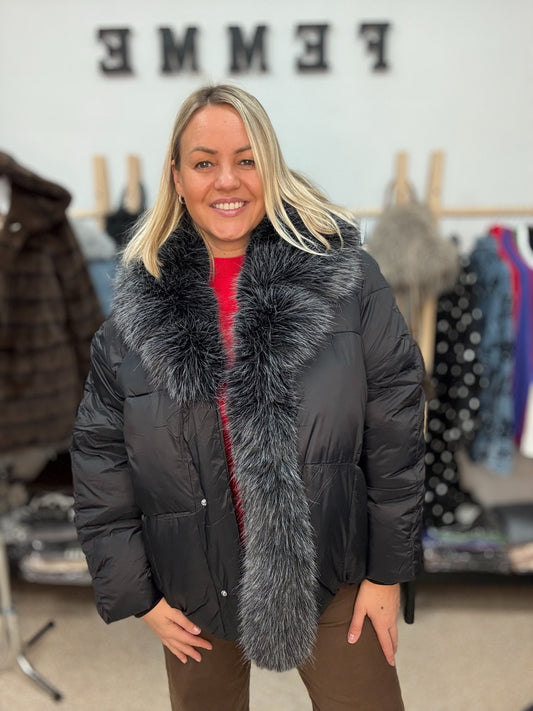 Ziemas jaka ar mākslīgo kažokādu 