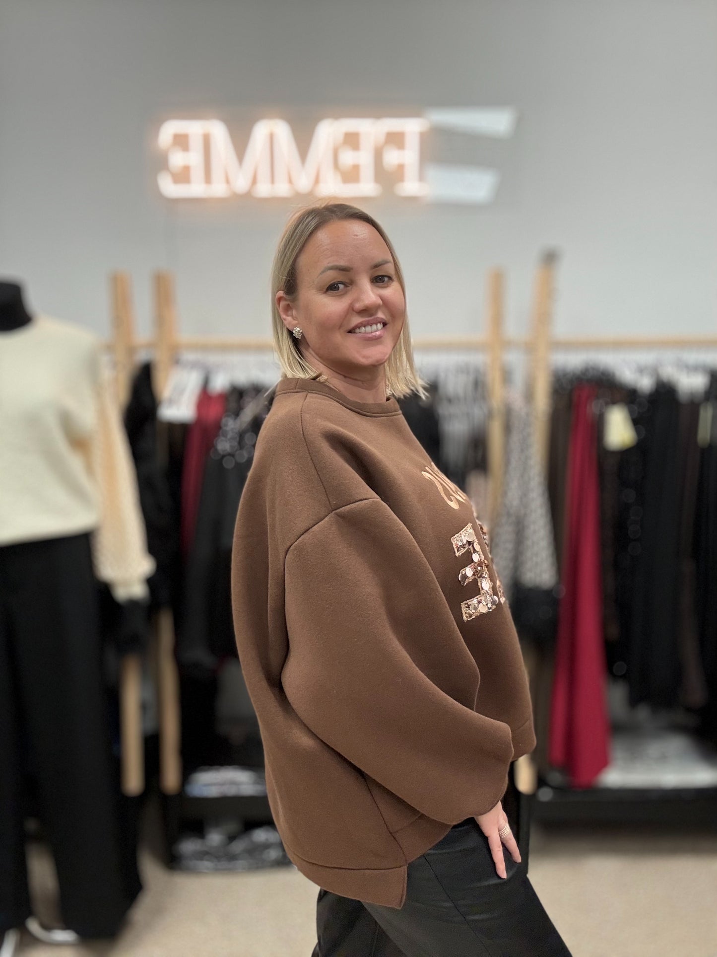 Brūnà kràsà džemperis ar spīgulīšiem